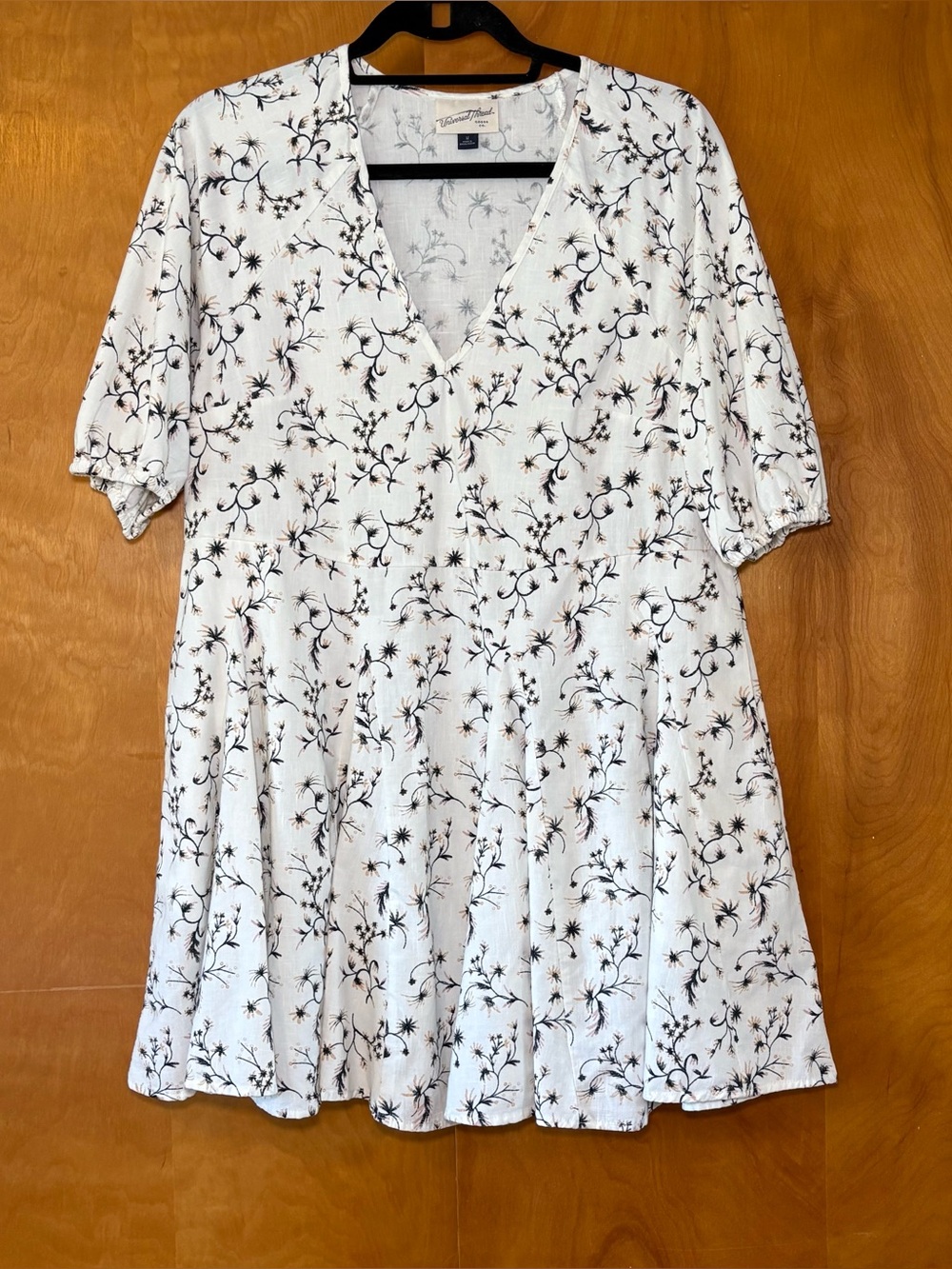 UNIVERSAL THREADS White Floral V-Neck Short Sleeve mini dress size M